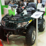 Pracovná štvorkolka využívaná v teréne ako praktický pomocník