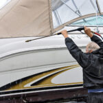 Majiteľ jachty pri svojpomocnom zazimovaní a technickej kontrole