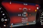 Kontrolka systému TPMS na palubnej doske vozidla upozorňuje na problém s tlakom pneumatík.