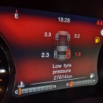 Kontrolka systému TPMS na palubnej doske vozidla upozorňuje na problém s tlakom pneumatík.