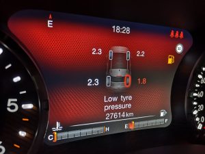 Kontrolka systému TPMS na palubnej doske vozidla upozorňuje na problém s tlakom pneumatík.