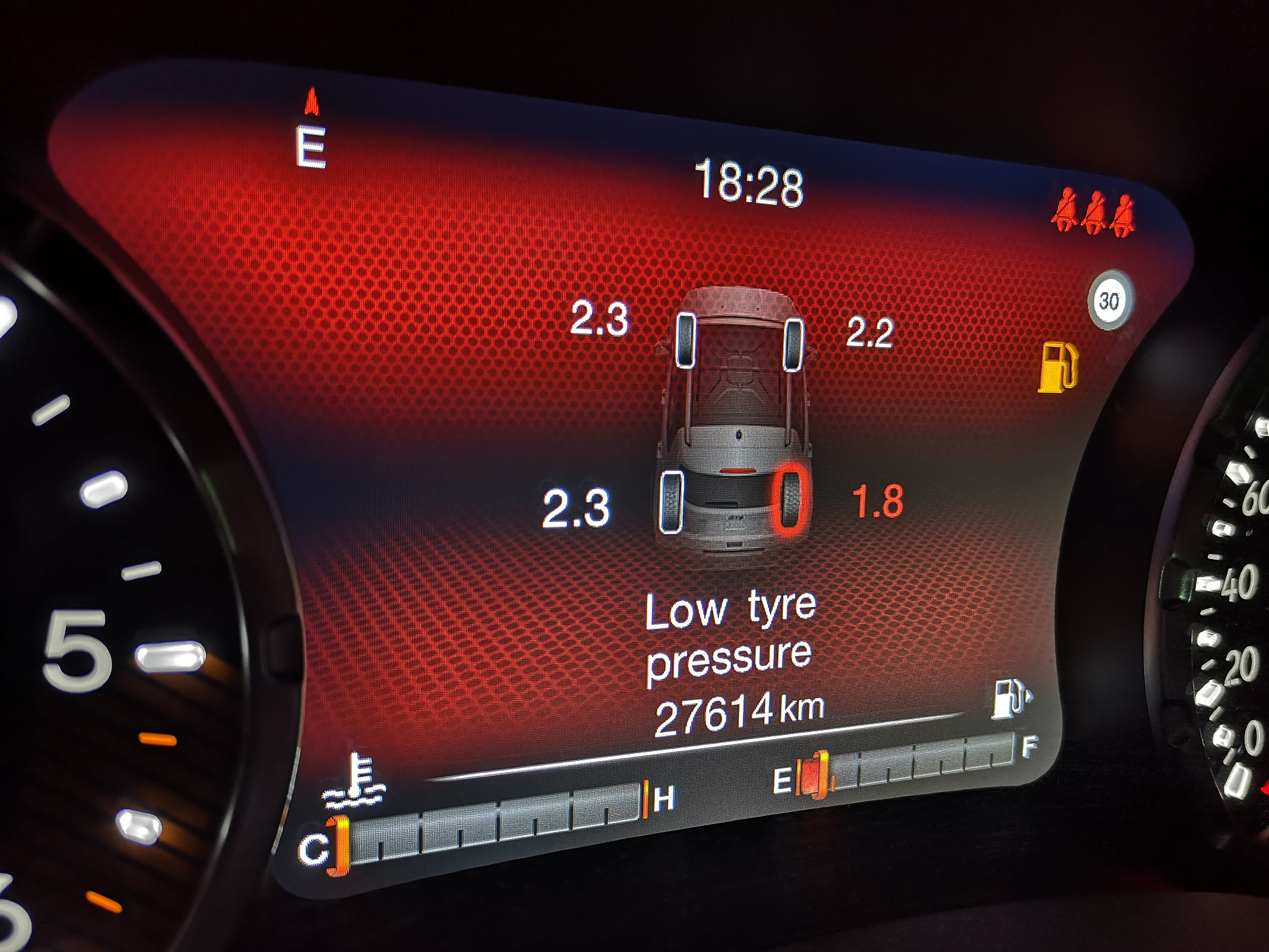 Kontrolka systému TPMS na palubnej doske vozidla upozorňuje na problém s tlakom pneumatík.